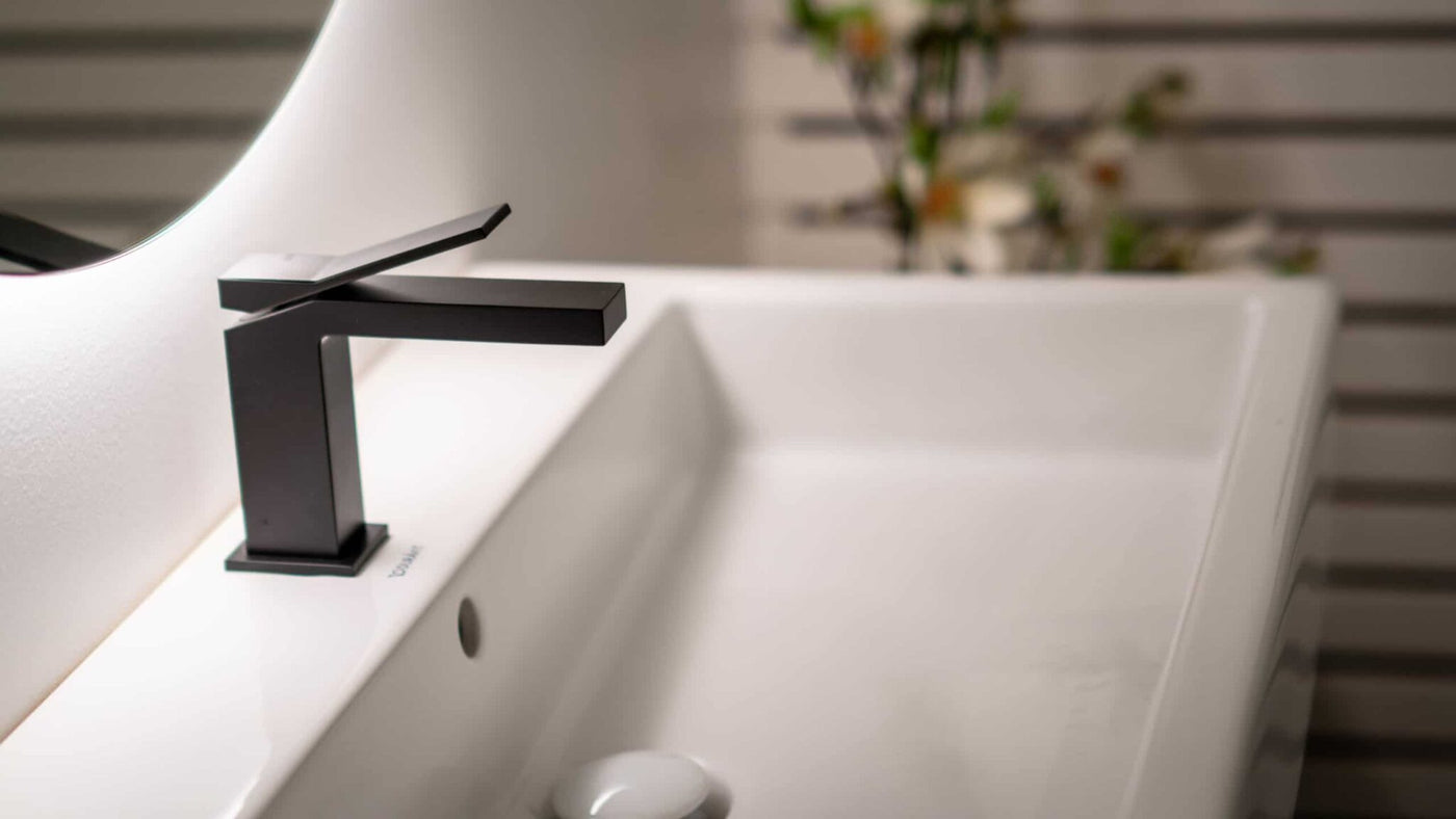 Närbild på ett handfat i badrumsutställningen hos Holgers Stugmaterial