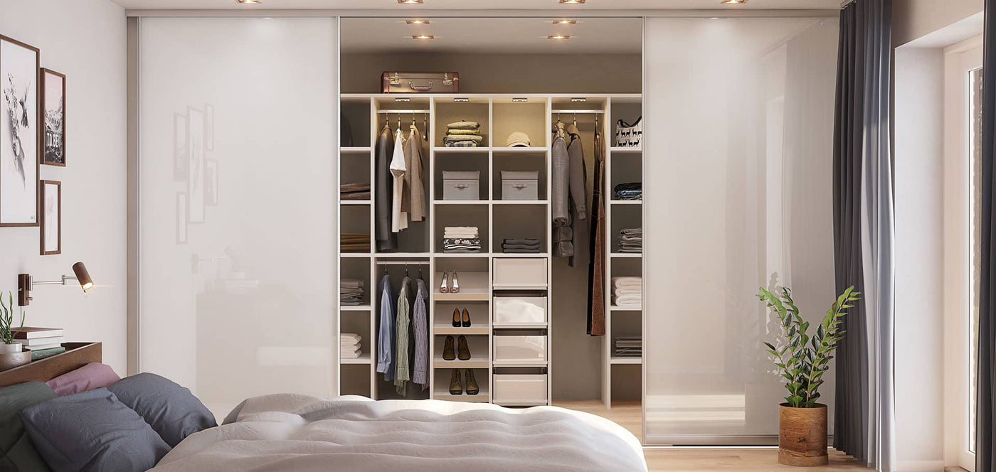 Miljöbild på skjutdörrsgarderob med Walk in Closet.