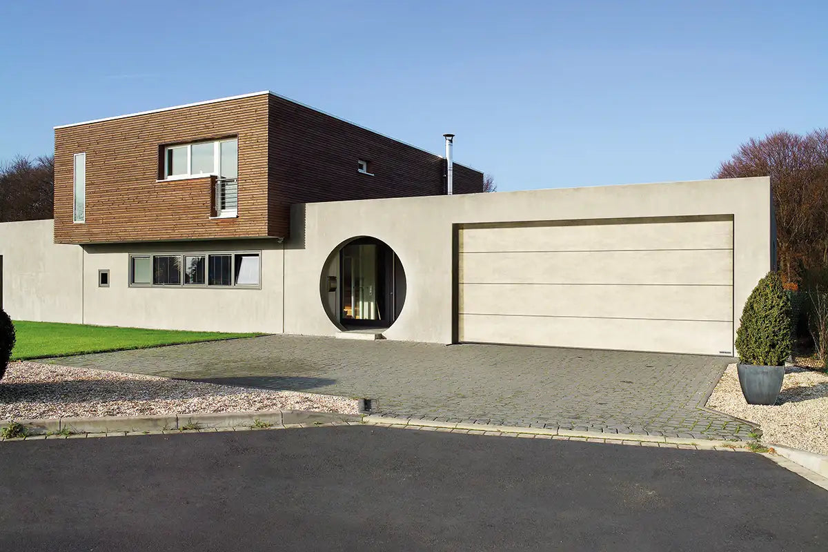 Fasadbild på ett modernt hus med garageport från den tyska porttillverkaren Hörmann.