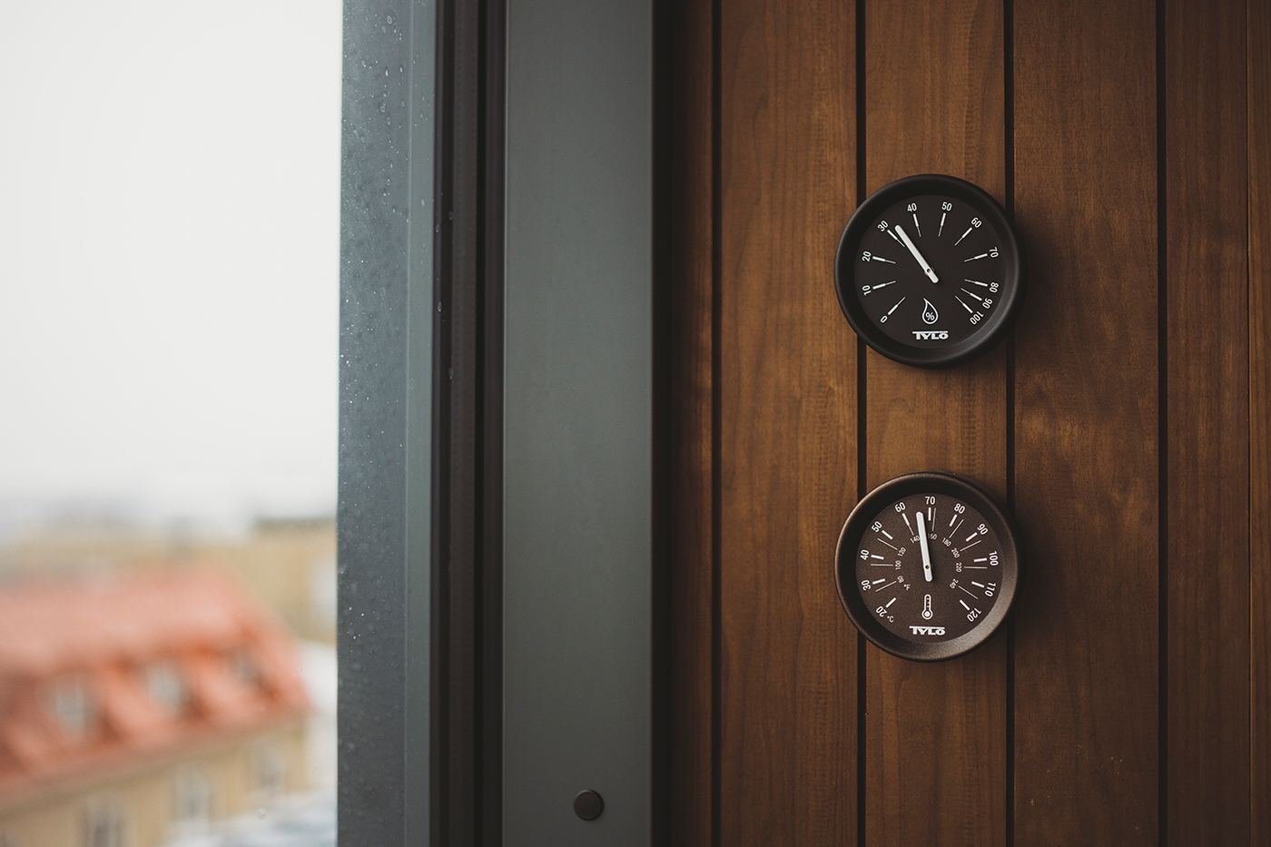 Närbild på Tylö Hygrometer i svart utförande i Brilliant-serien.